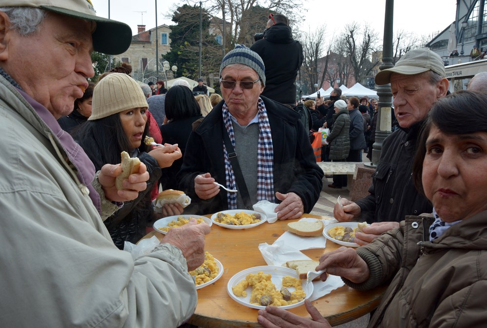 PULA, 31.12.2018. - ZADNJI DAN, TRZNICA, FRITAJA OD 2019 JAJA Snimio Neven LAZAREVIC